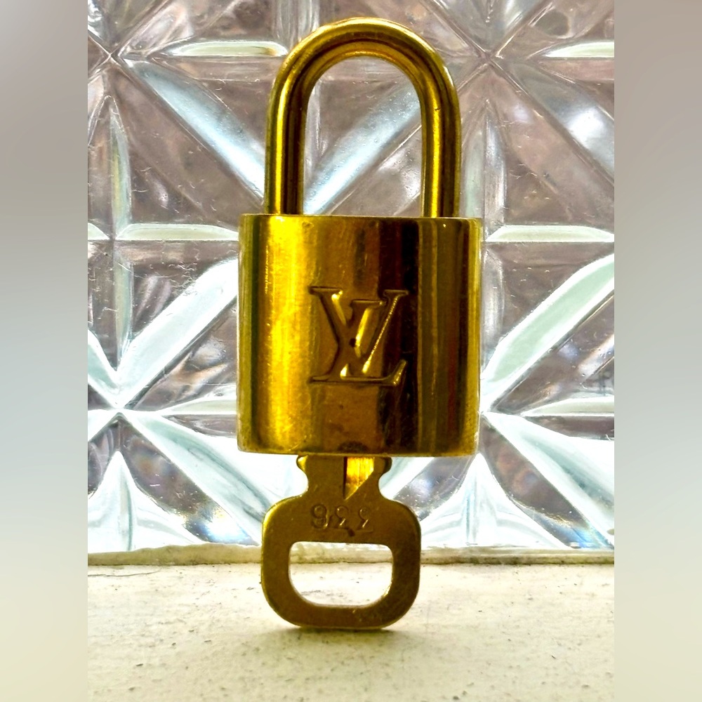 LOUIS VUITTON AUTHENTIC LOCK & KEY SET - #336
